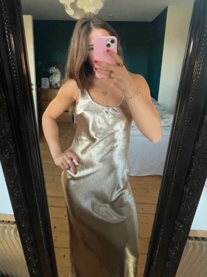 Champagnefärgad klänning  - Jättefin champagnefärgad klänning som jag tänkte ha till balen, men som tyvärr ej kommer kunna använda då den är för kort på mig som är 175💗