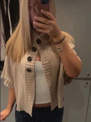 Supersnygg kofta  - Så snygg kortärmad beige kofta som man kan ha öppen eller stängd! Jättefint skick💞