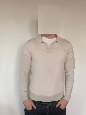 Beige långärmad pikétröja 100% Merino Ull - Factory New Cubus långärmad piké – beige, 100% merino ull ✅ Superfin beige långärmad piké från Cubus i 100% merino ull. Storlek L passar perfekt till alla under 188cm Skick 10/10 – helt Factory New. Inga noppor, inga slitage, inga fläckar – ser ut som ny. Mjukt, varmt och lyxigt material som andas perfekt. Klassisk och stilren design som passar till nästan allt. Perfekt passform! Nypris runt 699, mitt pris 349! Hör av er vid frågor! Pris kan diskuteras