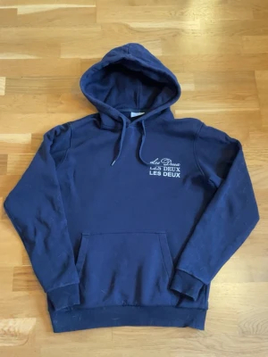 Les Deux hoodie - Sjukt snygg i ett fint skick, storlek XS men stor i storlek. Nypris runt 2000 kr, skriv vid frågor! 