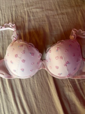 Rosa spets bh! - Denna är jätte fin, spets bh med blommor. 