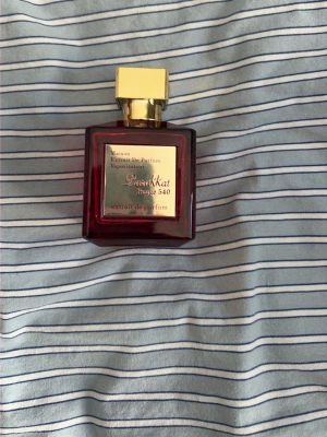 Barakkat Rouge 540 Parfym 100ml - Barakkat Rouge 540 Extrait de Parfum är en lyxig parfym i en elegant röd glasflaska med guldfärgat lock. Flaskan har ca 95 ml kvar och kommer i en snygg röd och guld kartong. Perfekt för dig som gillar exklusiva och intensiva dofter. Skriv om du har någon fråga. Priset kan såklart diskuteras.