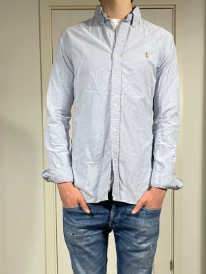 Polo Ralph Lauren Skjorta - Säljer nu denna Polo Ralph Lauren skjorta som är i fint skick förutom en minimal fläck, skriv för fler bilder/frågor🙌🏼