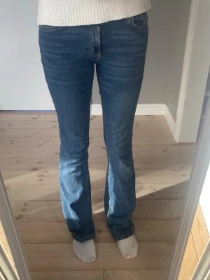 Blå bootcut jeans💗 - Säljer ett par klassiska blå bootcut jeans med femficksmodell. Jeansen har lätt utsvängda ben. Har lite slitningar längst nere vid benen men absolut inget man tänker på eller som syns när man har på sig de! Kontakta mig om ni vill ha fler bilder eller undrar över något💗
