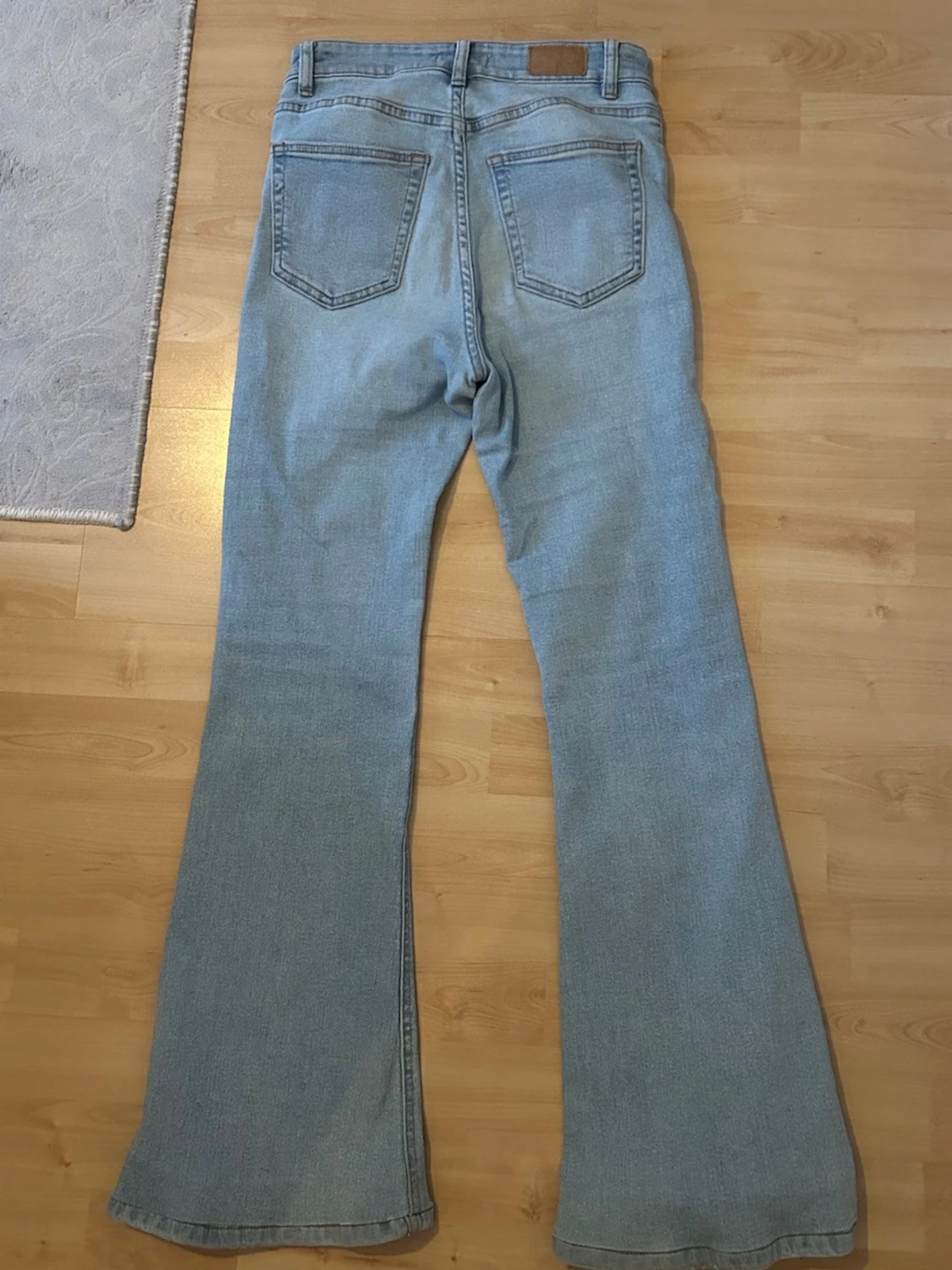 Ljusblå bootcut jeans passar både storlek 36/38  - 1