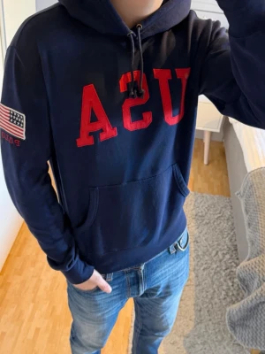 Polo Ralph Lauren USA Hoodie - Polo Ralph Lauren USA Hoodie | Storlek: S, passar dig mellan 180-190 cm | Skick: 8/10, använd men finns inga större defekter | Bara att skriva vid funderingar✍️