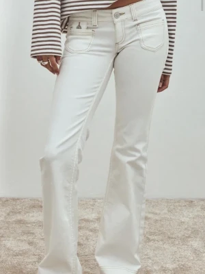Vita low waist bootcut jeans  - Snygga vita bootcut jeans med låg midja och klassiska fickor fram och bak. Jeansen har en ljus ton och är tillverkade i bomull med en liten stretch för extra komfort. Perfekta för en trendig och avslappnad look.