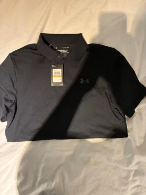 Under armor pike - Under armor sport pike, i storlek small säljer för den är för stor för mig. Har aldrig använt den och prislappen finns kvar. Nytt pris är 450kr mitt pris är 350kr. Hör av dig vid minsta fundering