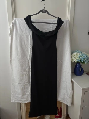 Lång off shoulder klänning - Verkligen den perfekta långa svarta klänningen med off shoulder. Elegant och passar till black tie event, eller andra festliga tillfällen. Stilren svart maxiklanning med off-shoulder/ skulderlös design och kort ärm. svart klänning off shoulder klänning maxiklänning festklänning lắng klänning minimalistisk klänning evening dress black dress