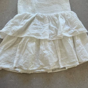 Kjol - Vit Volangkjol 