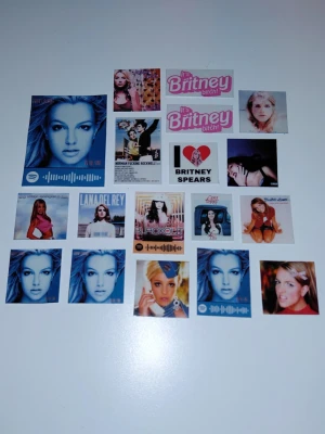 Klistermärken (Britney, Lana, Olivia..) - Gjorda av mig! Kostar 10kr styck. Kan även göra unika motiv på beställning, det kostar dock lite mer. Glansig yta. Enkrona på sista bilden för storleksreferens. Hör av dig vid frågor❤️