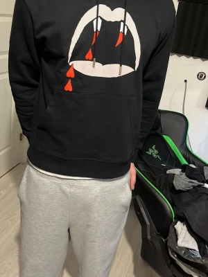 Saint laurent "bloodluster" hoodie - Riktigt fet bloodluster hoodie från ysl. Modellen är 173 och väger ca 70kg. Hör av dig vid fler frågor