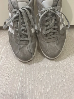Sneakers/skor - Ett par adidas skor i st 41,1/3 finns tecken på användning men de syns på bilderna de som finns,skriv om du har mer frågor eller vill ha fler bilder