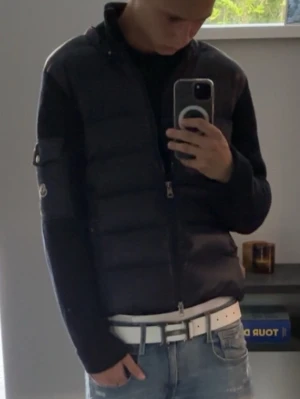 Svart cardiganjacka från Moncler - mörkblå skit snygg cardigan från Moncler. Jackan har dragkedja framtill, fickor med knapp. Funkar faktiskt skit bra om man vill köra på lager på lager, skriv vi funderingar eller flera bilder. (OBS) jag har mycket häng på bilderna 