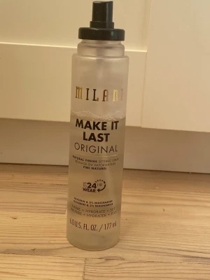 Milano make it last original setting spray - Milano make it last original setting spray. Nypris för full flaska är 369kr. 2/3 kvar av flaskan, köpt för ca 6 månader sedan. Du sparar 146kr för värdet av vad som är kvar.