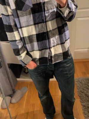 Ljusblå jeans från Jack and jones  - Säljer ett par ljusblå vintage jeans från Jack and Jones. 