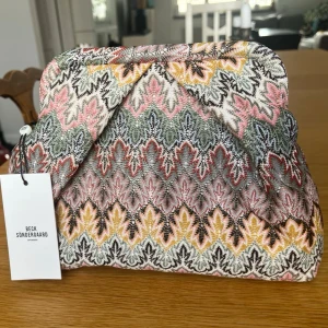 Beck Söndergaard Pala Bonita Bag. Ny, oanvänd. - Slutsåld överallt! Pala Bonita Bag är en av Becksöndergaards mest populära väska. Clutch i tyg, stängs med metallram, mått 26 x 18 cm. Invändigt finns ett fack med dragkedja. Kvitto finns.