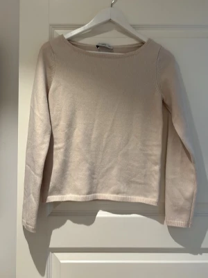 Beige stickad tröja från Mango - Jätte snygg och basic finstickad tröja ifrån mango. Passar till allt ! Helt ny och aldrig använd!