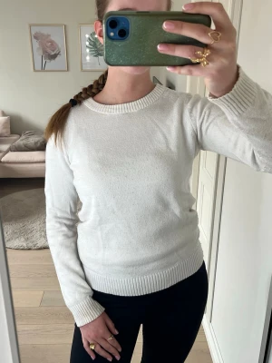 Vit stickad tröja från VILA🤍 - Fin vit stickad tröja från VILA!🤍 Fin & bra skick! Vit stickad tröja med rund halsringning och ribbade muddar vid ärmslut och nederkant. Tröjan har en enkel och stilren design som passar till det mesta. Materialet känns mjukt och bekvämt mot huden.🤍