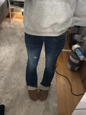 Blå bootcut jeans från LTB - Snygga blå bootcut jeans från LTB, modell Valerie. Jeansen har snygga slitna detaljer. Har sprättat upp nertill då de var för korta för mig. Mått: Midja tvärsöver- ca 35cm, Innerbenslängd - ca 74,5cm