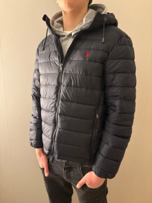Ralph Lauren jacka - Säljer dessa sjukt snygga Ralph Lauren lightweight jackorna. Helt nya, finns 6 st olika i profilen. S, M, L. Finns i svart och navy. Han på bild är 184 cm lång och bär storlek M. Nypris 3500kr. kvitto finns. Hör av er vid frågor/ fler bilder! 