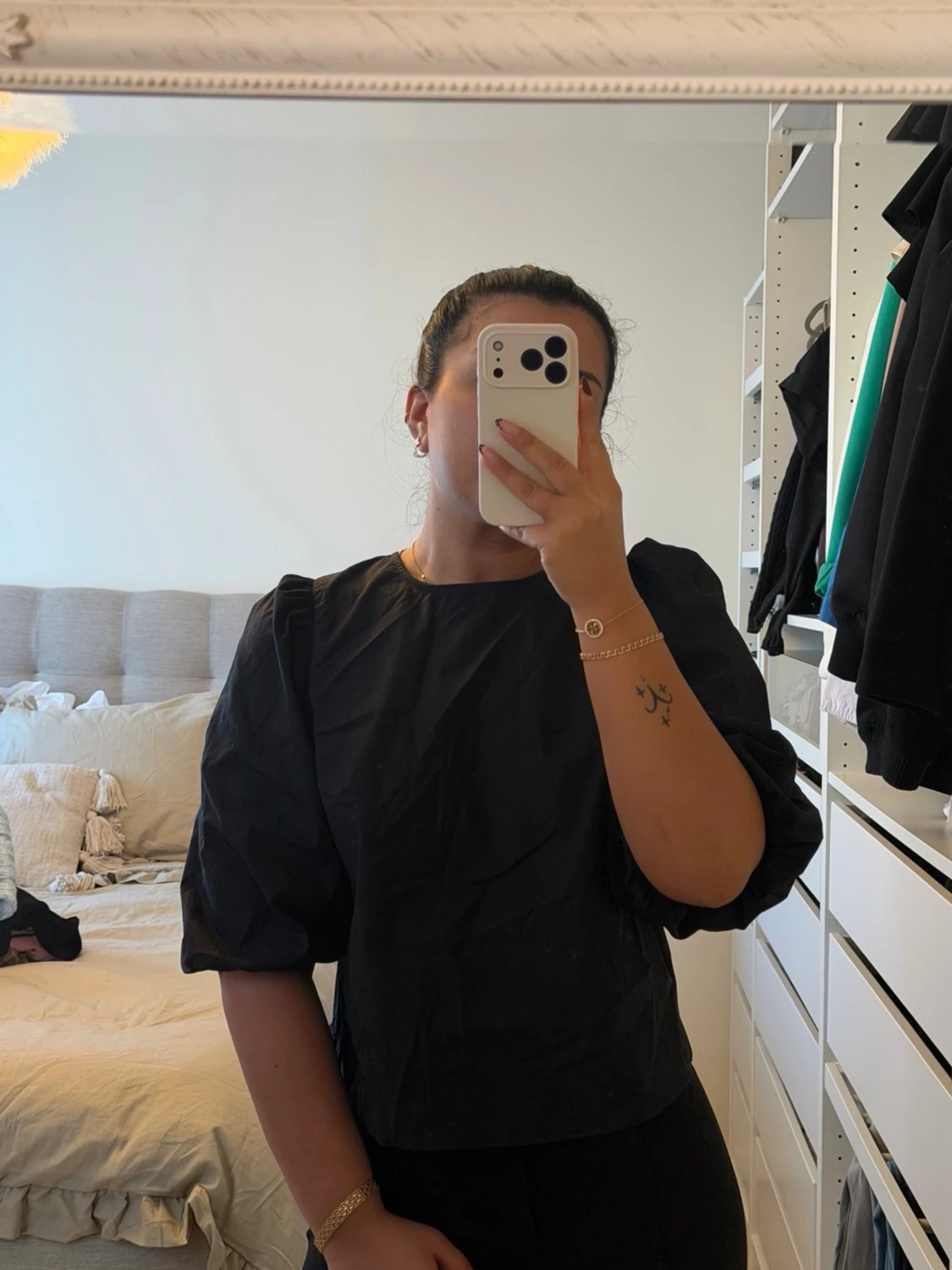 Svart blus med puffärm - 1