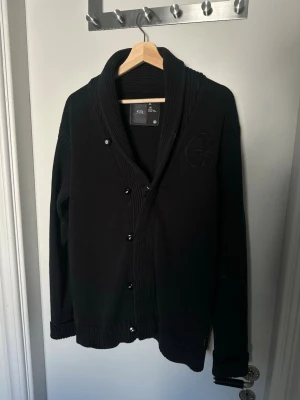  Marinblå cardigan från G-Star RAW - Snygg cardigan från g star, med dragkedja och över knappar. Bra skick strl XL men sitter som en M. Hojta till vid frågor 