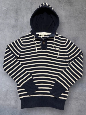 Randig hoodie från Hm - Säljer denna galet feta vintage hoodien från H&M. Riktigt feta ränder, perfekt för dig som vill sticka ut lite extra. Pris kan diskuteras 😁
