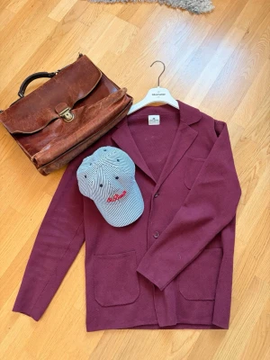 John Henric Kavaj - Säljer nu en as skön stickad vinröd kavaj från John Henric i mycket bra skick🤩Super till sommarens alla tillfällen👍Var inte rädd för att ställa fler frågor💯