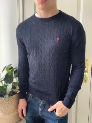 Morris 100% merino wool kabbel stickad crew neck - Morris 100% merino wool kabbel stickad crew neck. Inga defekter! Modellen i bilderna är 180 cm 75 kg och bär Storlek S , Kom med frågor! 🌟 (Kan gå ned i pris vid köp av paket 😉) 