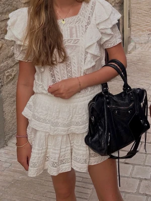 Studentklänning - Säljer denna superfina klänning från Love Shack Fancy, perfekt till studenten. Endast använd ett fåtal gånger. Nypriset är ca 4500 kr. Den är i storlek XS men passar även S.