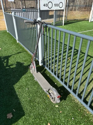 El scooter Xiaomi 4 lite (hämtas upp i Gällstad) - Säljer min el scooter Xiaomi 4 lite. -350 watt -20km/h Den har pyspunka i framhjulet men går att köra med ändå, man kan ju också laga däcket eller köpa nytt.