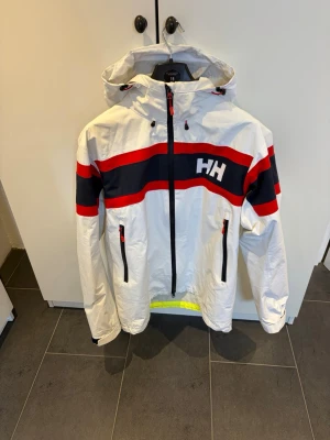 Vit Helly Hansen seglarjacka  - Säljer min vita Helly Hansen jacka i storlek L. Jackan är använd men i mycket gott skick. Passar mig perfekt som är 187 lång. 