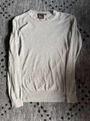 Oscar Jacobson tröja - Säljer en Oscar Jacobson tröja i bra skick men det finns ett litet hål men de syns knappt vid användning. Pris kan diskuteras 