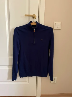 Mörkblå halfzip Morris - Morris halfzip i bra skick. Storlek M men känns mer som S