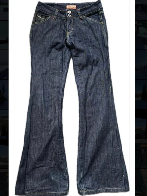 Replay jeans - Snygga mörkblå bootcut jeans från Replay!! Utsydda längs benet för en bredare bootcut, lite healbite som man ser på bilderna. Köpta för 500 vintage, men lite skavanker så därav priset 🩷MÅTT: midja 37, innerben 82, bootcut 28