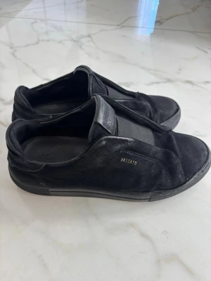 Axel Arigato laceless svarta - Svarta axel arigatos laceless, storlek 42