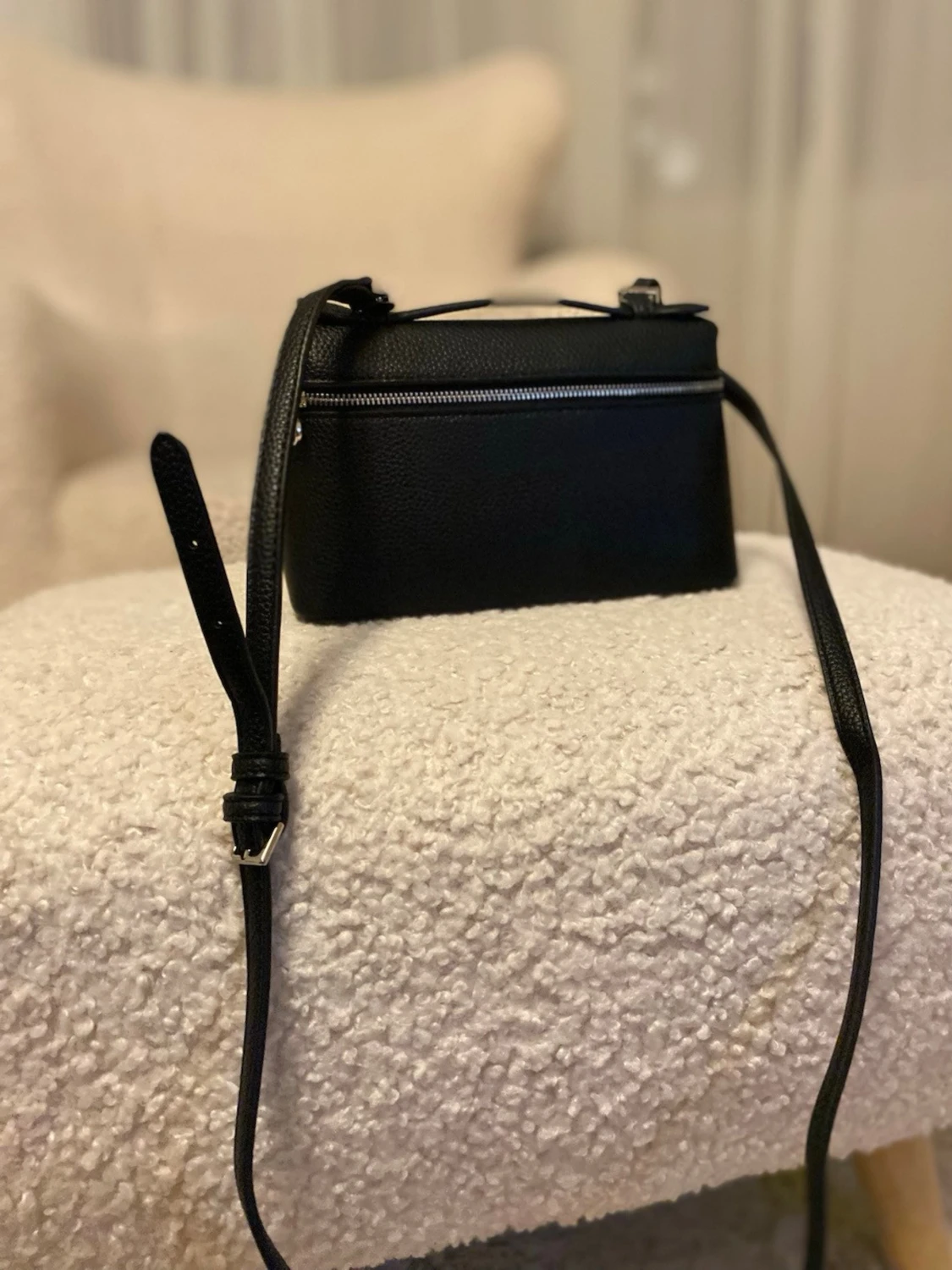 Svart handväska med silverdetaljer - 4