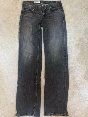 Svarta raka jeans från Zara - Säljer ett par svarta raka jeans från Zara. Jeansen har en något tvättad look 💗