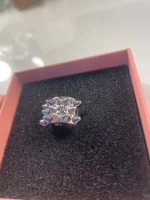 Edblad ring i silver🩶 - Säljer min Edblad ring i silver, bra skick och använd mycket💘små små repor finns lite var stans men påverkar inte varans tålighet och syns endast på väldigt nära håll🥰 Tvättas såklart innan leverans! Storleken är 16.00