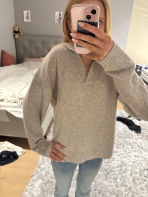 Beige stickad tröja med krage - Superfin ,mysig ,beige stickad tröja från PRIMARK🩷aldrig använd! Fråga gärna om fler bilder, pris går att diskutera!🫰🏻