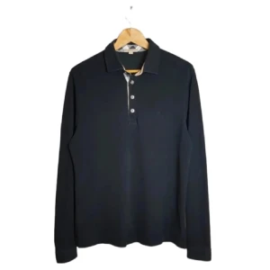 Burberry piké långärmad - En långärmad burberry piké i mycket bra skick. På lappen står det XL men passar L. Vid frågor och funderingar skriv privat. 