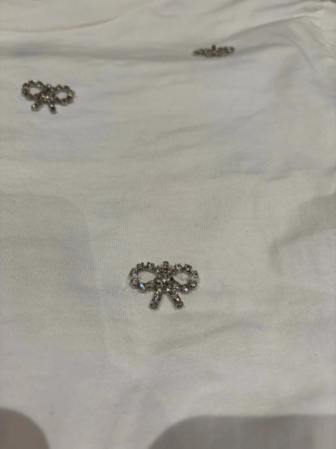 Vit t-shirt med strassrosetter - 1