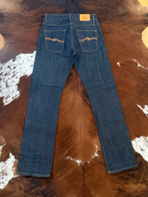 Selvage nudie AvrageJoe - Tjena! Säljer dessa helt oanvända selvage AvrageJoe jeans ifrån sent 2000tal, W31/L34 men sitter just nu lite större då dom är otvättade, detta är enligt mig nudies bästa straight passform och den är sjukt svår att få tag på i detta skicket, nypris-2500kr, hör av dig vid funderingar!🙌