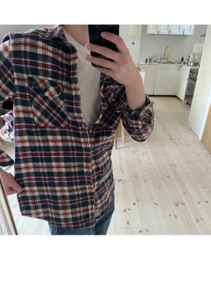 Flanell Skjorta Ralph Lauren Denim & Supply - Trendig & Stilren skjorta av Ralph Lauren Denim & Supply. Skriv vid minsta fråga😁  ———————————————————   A:47 B:57 C:53 D: 65