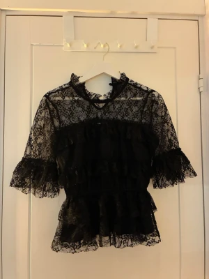 Snygg by malina liknande blus!! - Supersnygg blus som är väldigt lik den från by malina! Knappt använd och inga synliga defekter förutom att knappen i nacken har gått av-de sista bilden, men det är inget som förändrar utseendet på tröjan💗💗