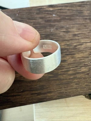 Handgjord ring i Sterling Silver 925 - Borstad, Bred, Cuff - Justerbar  - Silver Sterling 925 Ring - Borstad, Bred, Cuff   - Material: Äkta Sterling Silver (925-silverstämpel)   - Design: Handgjord, Borstad yta, Wide cuff - Passar: Kvinna – justerbar/bekväm passform   - Skick: Helt ny   💫 Se övriga annonser för fler silverringar. Mängdrabatt tillämpas 💫