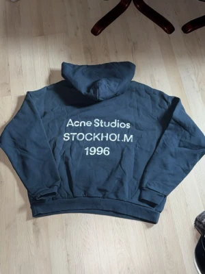 Acne Studios hoodie - Säljer denna acne studios hoodie. Storlek S, passar nog även M. Köpt i andrahand så inget kvitto eller liknande där av priset.
