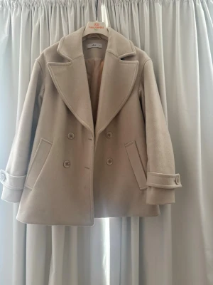 Beige kappa - Beige kappa från ellos i storlek 36💕 