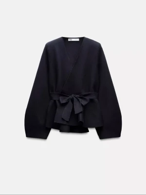 Svart omlottkofta med knytband Zara - Stilren svart omlottkofta från Zara med breda ärmar och ett snyggt knytband i midjan. Koftan har en avslappnad passform och är tillverkad i ett mjukt tyg som ger en lyxig känsla. Använd fåtal gånger 